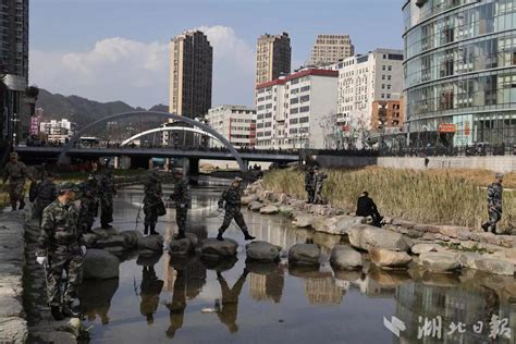 张湾区人武部“践行雷锋精神 守护一江清水永续北送” 湖北日报新闻客户端