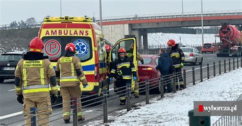 Utrudnienia na al Krakowskiej Dostawczak uderzył w dwa samochody