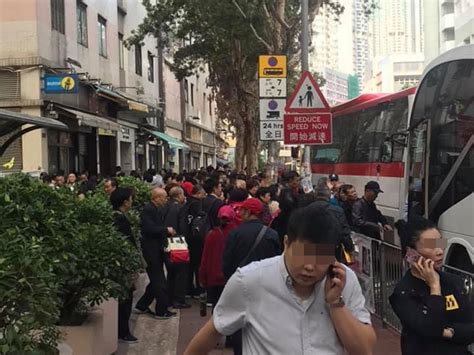 内地游客塞爆土瓜湾 警察到场开路叹：无办法 星岛日报