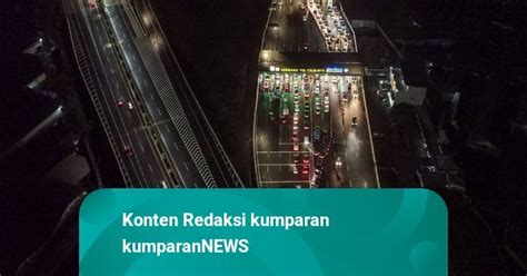 Foto Udara Peningkatan Kendaraan Di Pintu Masuk Tol Cileunyi Saat Arus