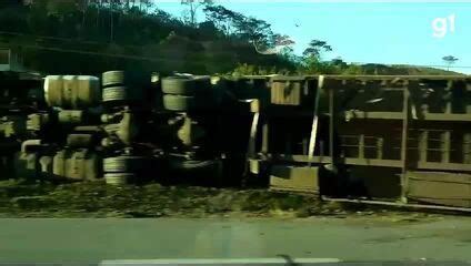 Carreta Que Transportava Garrafas De Vidro Tomba Na Via Dutra Em Barra