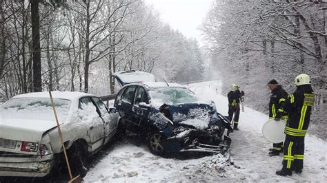 Eine Verletzte Bei Unfall Auf Schneeglatter Stra E