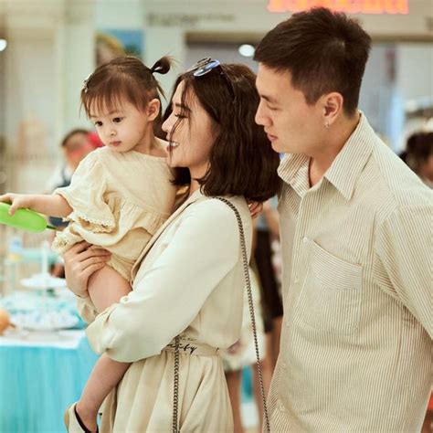 Cặp bố đẹp mẹ xinh hot nhất nhì MXH Lấy trai đảm vợ đi đâu xa cũng thèm cơm chồng