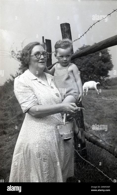 Woman farm uk 1950s hi-res stock photography and images - Alamy