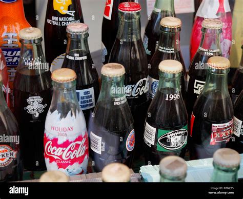 Bouteilles de coca cola vintage Banque de photographies et dimages à