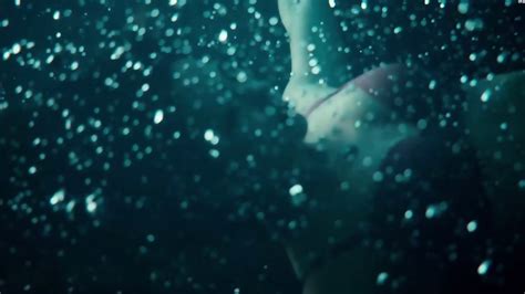 MARLBOROQUEENSEX BIKINI EMILY RUDD SEA CHANGE