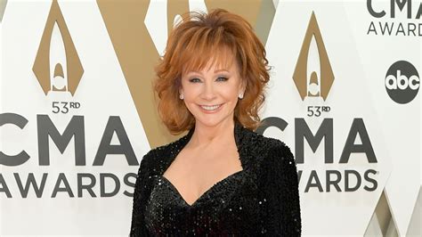 Reba Mcentire Surprises Walmart Shoppers Signs Copies Of Her ‘rumor