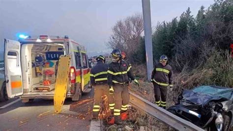 Roma Un Altro Incidente Disastroso 5 Ragazzi Soccorsi Soccorsi In