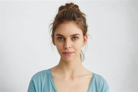 Portrait de femme blonde aux yeux bleus chauds lèvres sèches et peau saine à la recherche