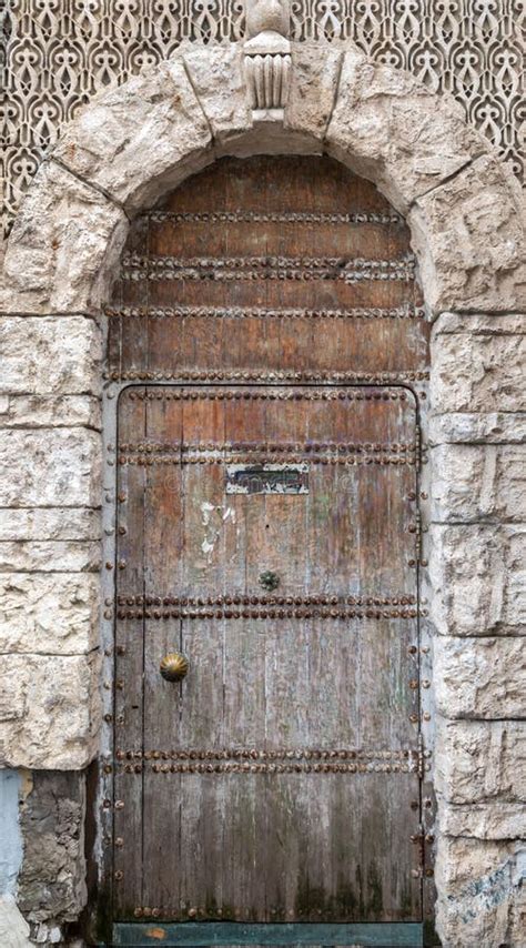 Antico Muro Di Pietra Con Un Cancello Nel Vecchio Castello Fotografia