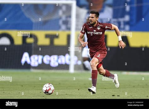 Andrei Burca de CFR Cluj en acción durante el juego de la 10th Ronda de