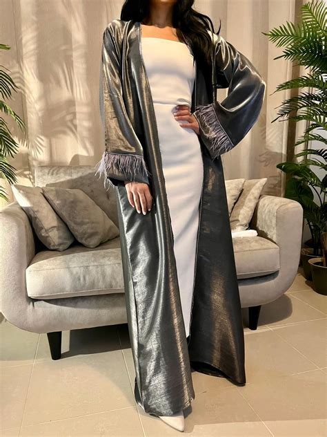 Abaya Pi Ces Grise Avec Manches En Plumes Et Strass D Couvrez L