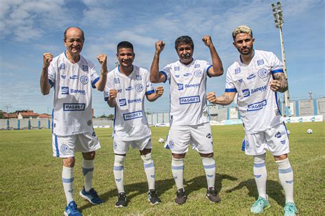 Confiança apresenta novo uniforme branco para a temporada Associação