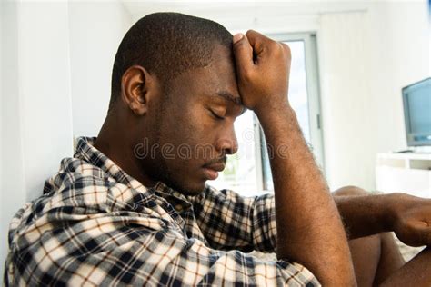 Afro Americano Seduto A Mani Nude Immagine Stock Immagine Di Adulto Interno