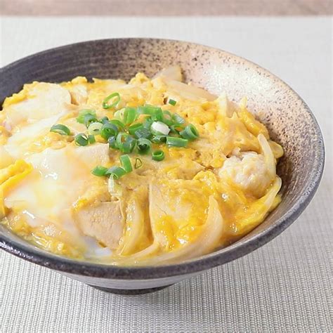 サラダチキンでお手軽 あっさり親子丼 作り方・レシピ クラシル