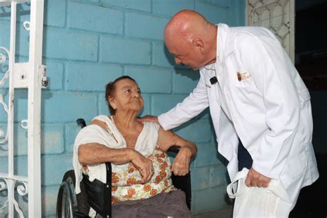 Dr Pepe Cruz Recorre Casa A Casa Para Escuchar Y Atender Las Demandas