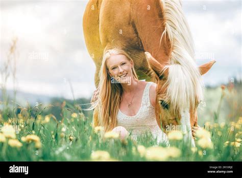 Blonde frau und pferd reiten Fotos und Bildmaterial in hoher Auflösung Alamy