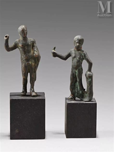 Lot de deux statuettes représentant des hommes nus les bras droits