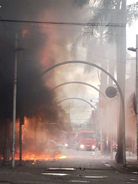 VÍDEOS Parte de shopping desaba em incêndio que atinge Lojas