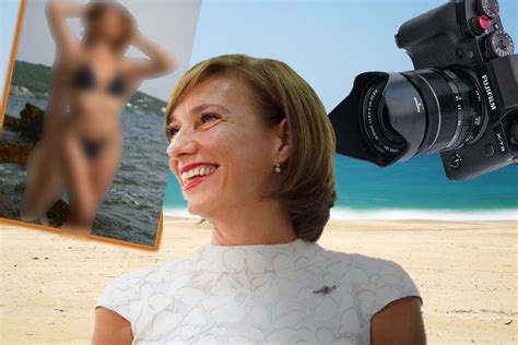 Carmen Iohannis în costum de baie Imaginea cu Prima Doamnă a României