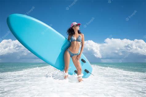 Premium Photo Sexy Girl In A Swimsuit With A Sup Board On The Ocean