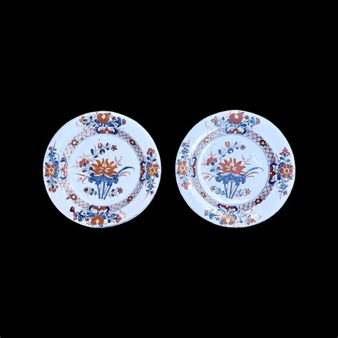 Coppia Di Piatti In Maiolica Con Decoro Stile Orientale Alla Peonia