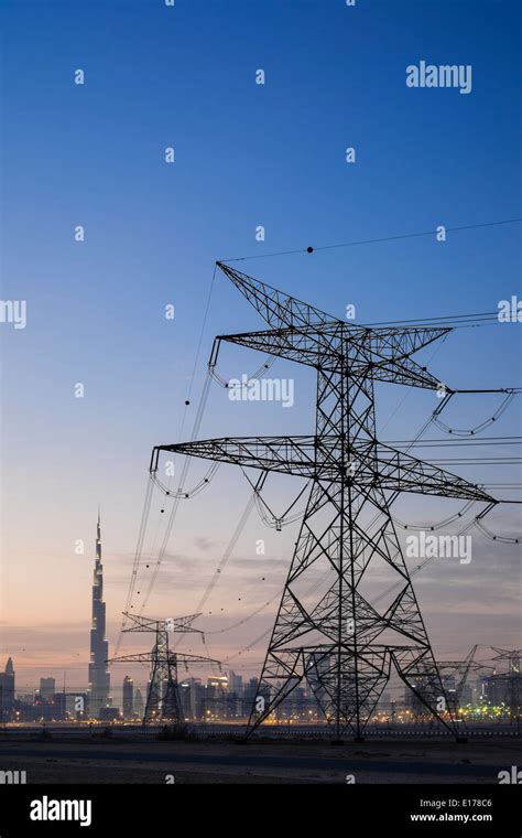 Stromleitungen Und Pylonen Und Skyline In Der Abendd Mmerung In Dubai