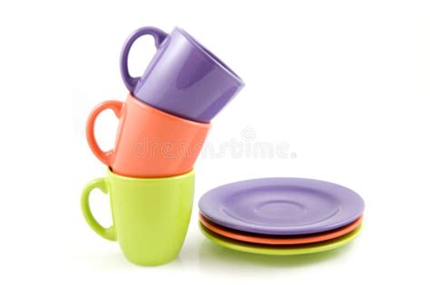 Tazas Coloreadas Con Las Placas Foto De Archivo Imagen De Aislado