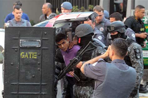 Assalto A Lojas Pernambucanas Tem Ref Ns Tiros Bandido Ferido E