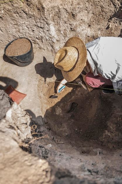 Arqueólogo descubriendo restos de artefactos Foto Premium