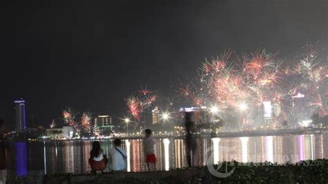 Pesta Kembang Api Tahun Baru Di Losari Makassar Foto