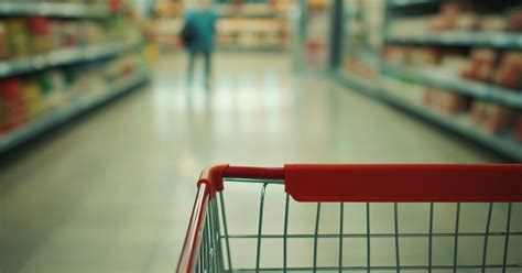 Una Mujer Se Olvida El Bolso En El Carrito Del Supermercado Un