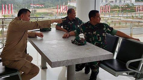 Dua Perwira Tni Ad Temui Pj Bupati Maybrat Bernhard E Rondonuwu