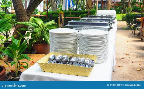 Preparando La Tabla De Comida Fr A Con Las Bandejas De La Comida Los