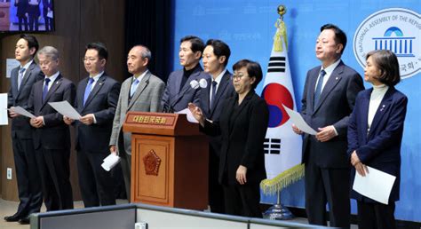 총선 예비후보 등록 코앞인데 선거제 표류‘키 쥔 민주당 미적 국회·정당 정치 뉴스 한겨레