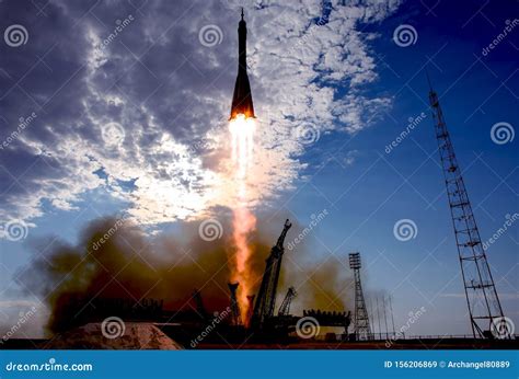 El Lanzamiento Del Transbordador Espacial Con Fuego Y Humo En El