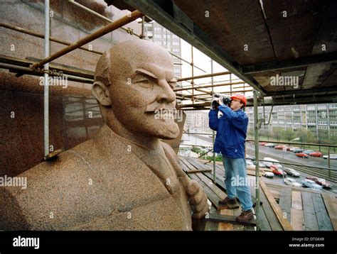 Lenin Statue East Germany Fotos Und Bildmaterial In Hoher Aufl Sung