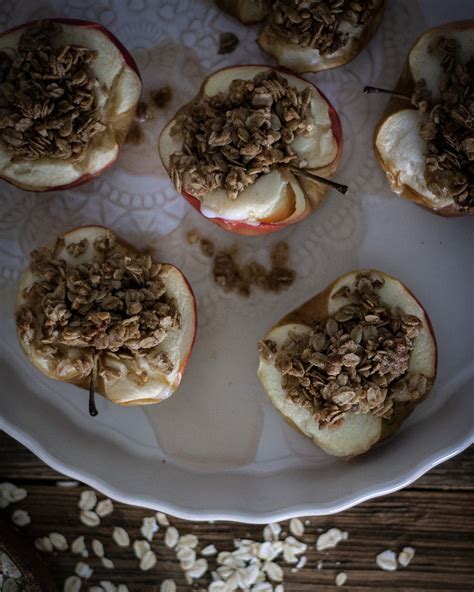 Gefüllter Bratapfel mit Haferflocken vegan Rezept auf carry on cooking