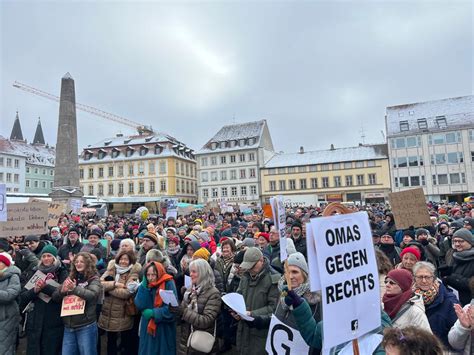 Nach Aufruf Der Omas Gegen Rechts Gro Er Zulauf Bei Demonstration In