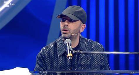 Poco Ricco Il Testo Della Canzone Di Checco Zalone A Sanremo