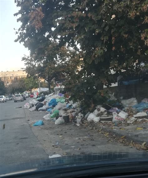 Reggio Calabria Sul Viale Europa Montagne Di Spazzatura E Cantieri