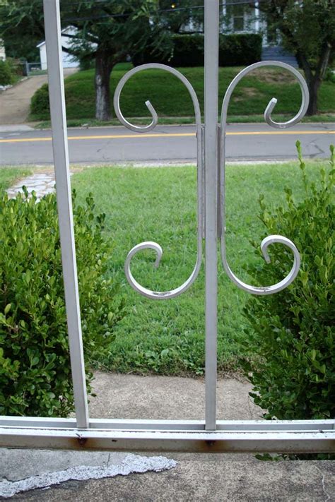 Refurbishing our metal porch railing (p.s. it looks like new ...