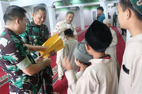 Kegiatan Santunan Kepada Anak Yatim Di Mesjid Ibnu Rusyd Beserta