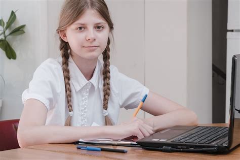 Retrato De Estudiante Disfrutando De Aprender En La Oficina De