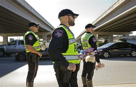 Cedar Park police officers give toys instead of tickets – Collective ...