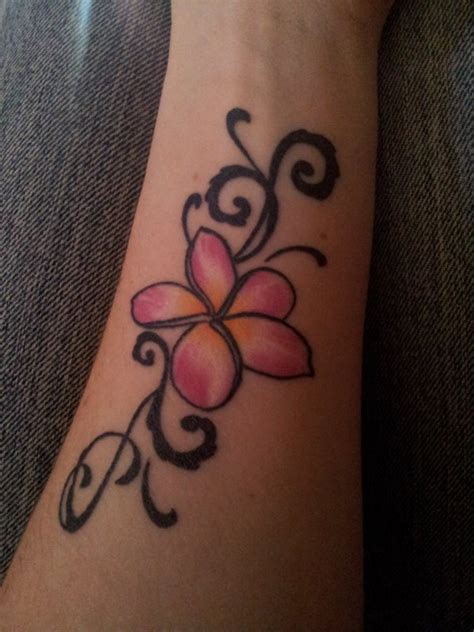 Tatouage fleur avec initiale Modèles et Exemples