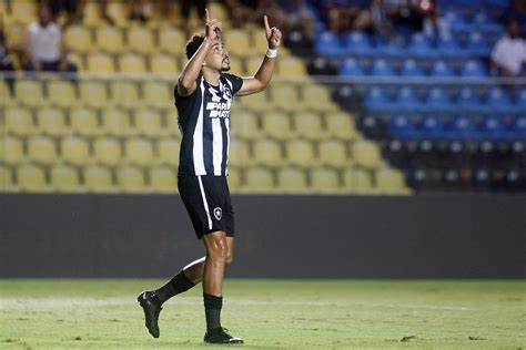 Eduardo celebra retorno aos gramados e gol marcado na vitória do