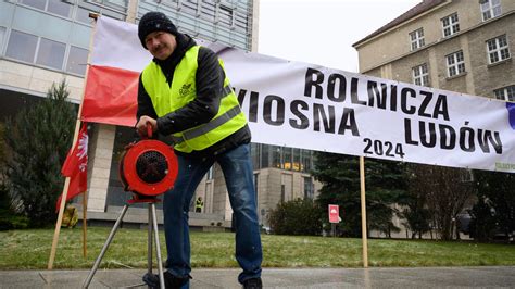 Wielka blokada dróg w Polsce Rozpoczął się protest rolników S O S