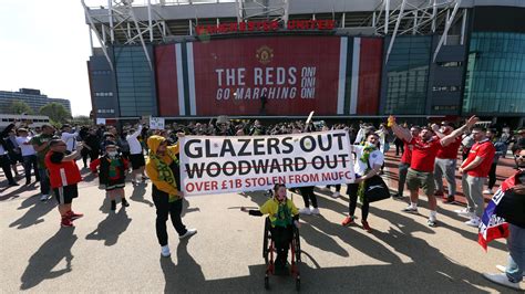 Manchester United fans staged a protest against the Glazer family's ...