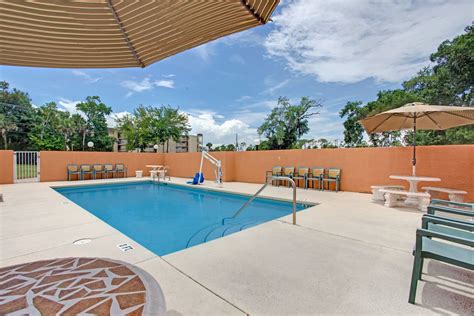 Super 8 by Wyndham Daytona Beach | Daytona Beach, FL Hotels